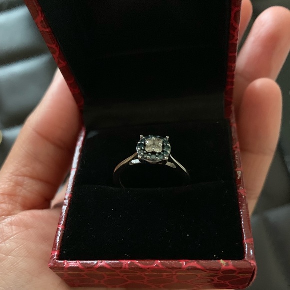 10K white gold with Blue/white Diamond Ring - Picture 4 of 7